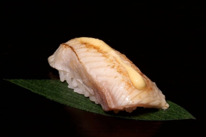 Nigiri kingfish aburi