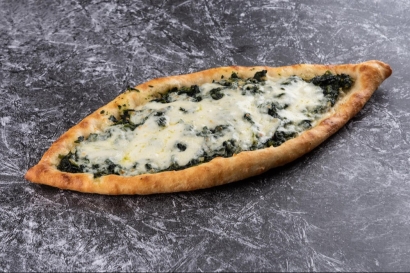 Pide mit Käse und Spinat
