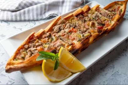Pide mit Poulet Kebab
