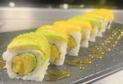 Mango Avocado Rainbow Roll (8stk)