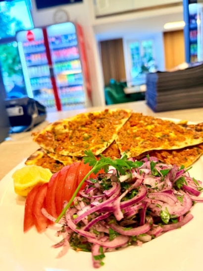 Lahmacun Teller (2 Stk. mit Salat)
