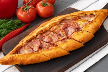 Pide mit Sucuk und Ei