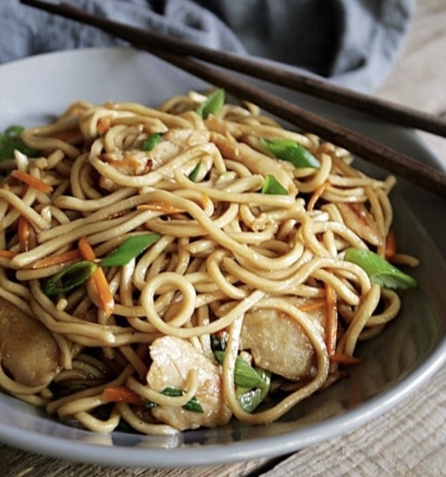Gebratener Ramennudeln mit Poulet