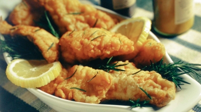 Fischknusperli (Serviert mit pommes und tartare sauce )