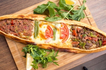 Pide  Lahmacun mit mozarella und salat 