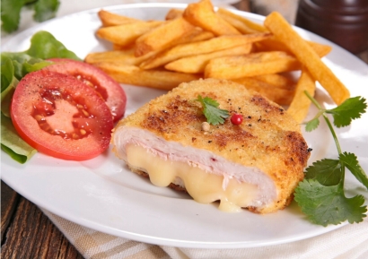 Poulet Cordon Bleu paniert 150g TK mit Pommes Frites