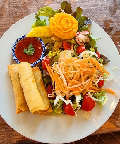 Frühlingsrollen mit Salat