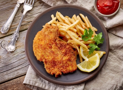 Pouletschnitzel paniert 120g TK mit Pommes Frites