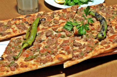 Pide  Lahmacun mit kebabfleisch