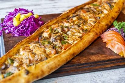 Pide  Mozarella ,Feta , Pouletfleisch und gegrilltem gemuse