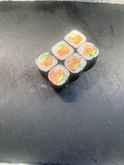 Lachs-avocado maki
