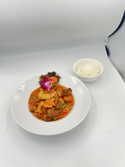 Rotes Thai curry mit Reis