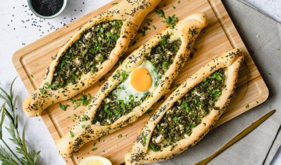  Pide Mozarella , Feta , Spinat , Eii